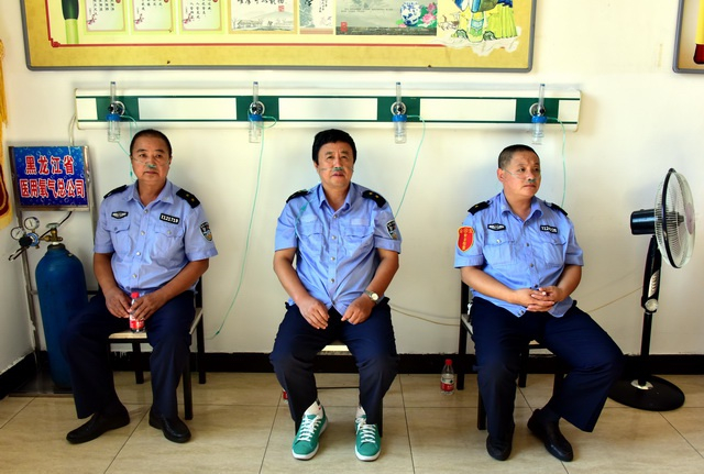 哈尔滨市公共汽车总公司的司乘人员利用工作间隙在吸氧。摄影/章轲