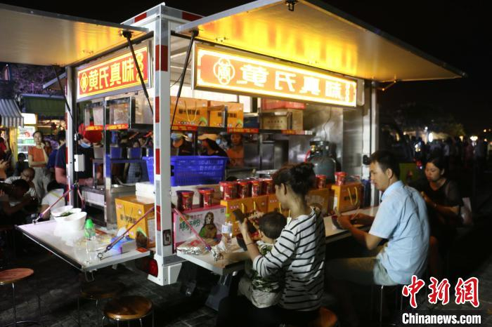 在广西柳州市，用于夜市中售卖螺蛳粉的五菱翼开启售货车。　林馨 摄