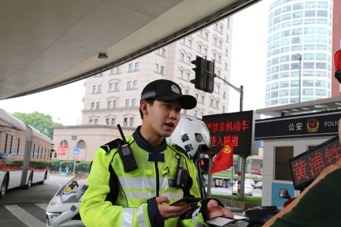  黄浦民警给违法行人开具罚单。&nbsp;&nbsp;黄浦警方供图