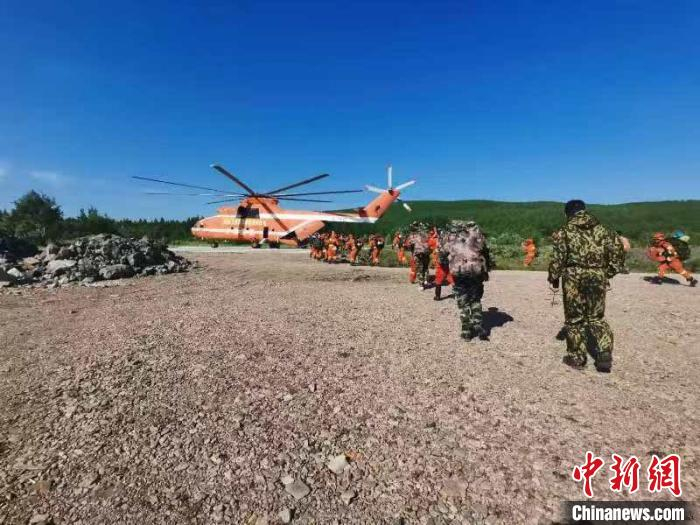 图为航空护林特勤队赶赴火场扑救林火。汗马国家级自然保护区供图
