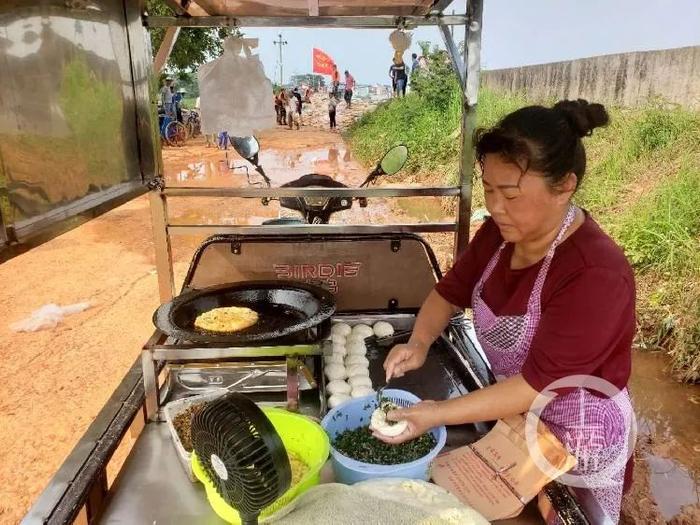 江西抗洪现场：居民撤离，18岁以上青壮年全留村，大妈组团上阵！（多图+视频）