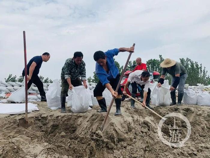 江西抗洪现场：居民撤离，18岁以上青壮年全留村，大妈组团上阵！（多图+视频）