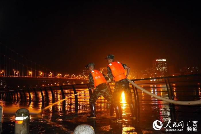 广西柳州：洪水再袭 武警官兵紧急出动