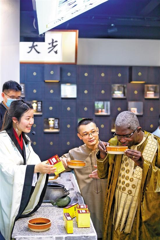 广药集团白云山光华全力保障小柴胡供应，108年白云山光华制药小柴胡成战疫先锋