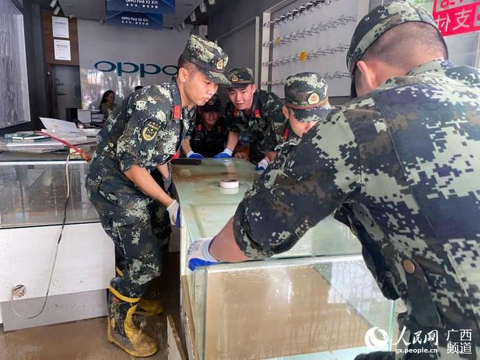广西柳州：洪水再袭 武警官兵紧急出动