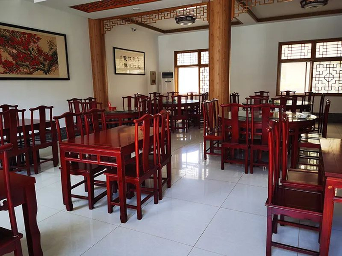 野三坡周边的餐馆都没有顾客。李未来 摄