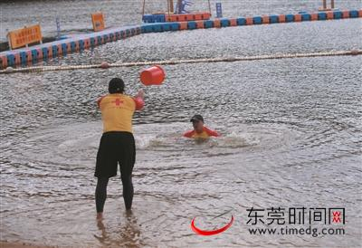 ▲教练演示扔水桶救人技巧