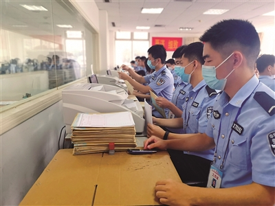  工作人员在扫描答题卡。王子杰摄