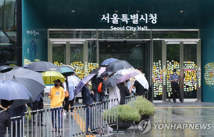 首尔市长朴元淳遗体告别仪式雨中举行，骨灰将安葬于家乡