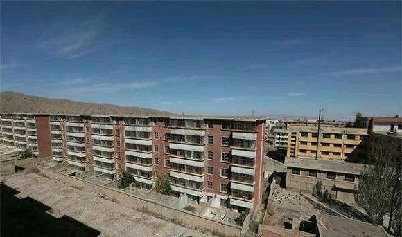 因为资源枯竭，玉门市老城区如今已人去楼空