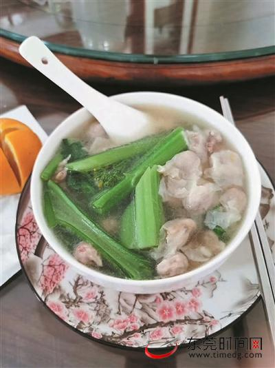 ▲鱼包用高汤和青菜煨熟，香甜爽滑 图片均由受访者提供