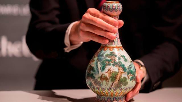 乾隆时期花瓶在欧洲与猫狗共处一室50年，苏富比6300万天价拍出