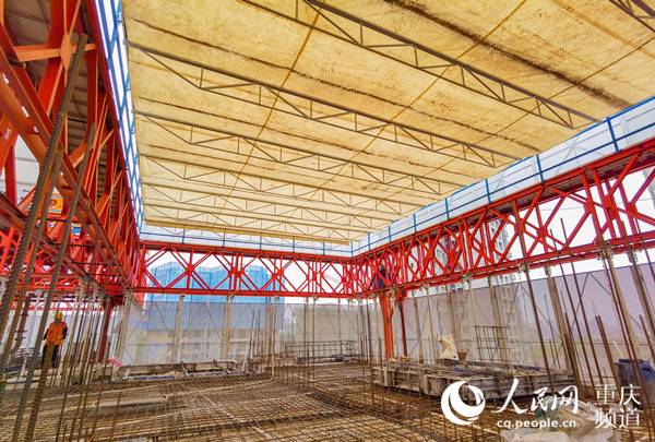 “住宅造楼机”雨棚为工友提供工厂化施工作业环境。曾成摄