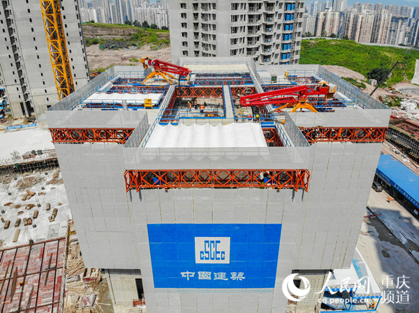 “住宅造楼机”雨篷可伸缩遮阳。曾成摄