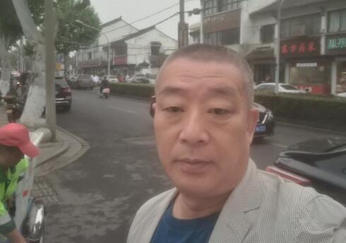 小镇老板接到少数民族同胞的订单，驱车80公里配送