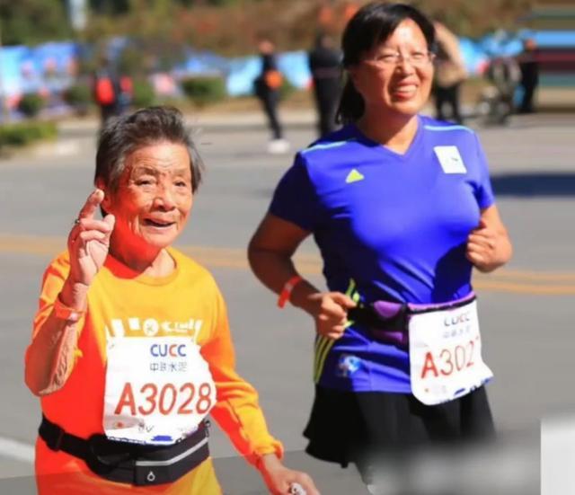 85岁半马249，55岁完赛800里流沙：这些乘风破浪的姐姐，你跑不过