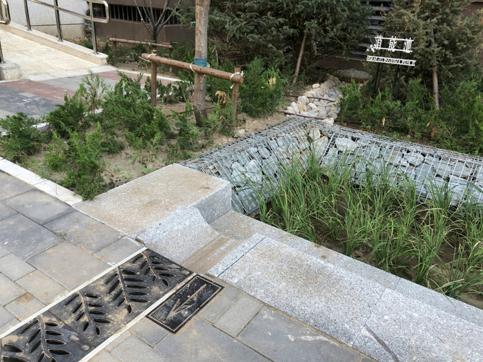 职工周转房项目，雨水可由消能池流入前置塘，再经U型沟排出