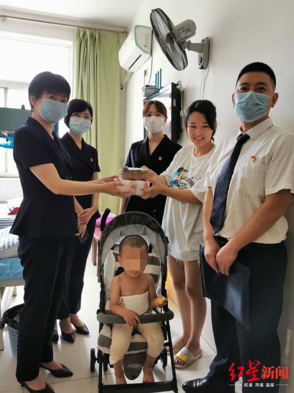 两岁男童不慎坐入汤锅被严重烫伤后续丨一爱心企业捐款近13万