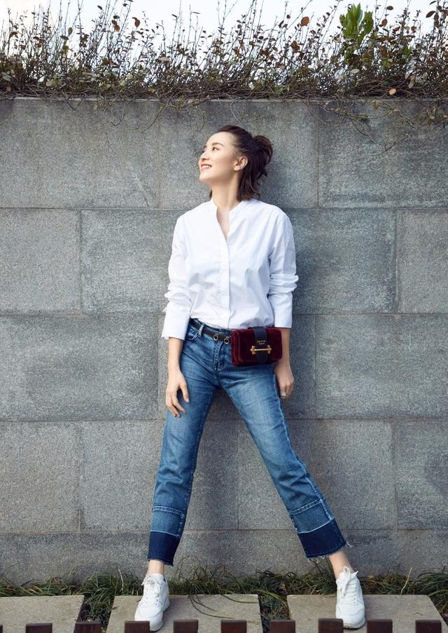 宋佳换了泡面头更洋气穿白色上衣配军绿色工装裤时髦度没输过