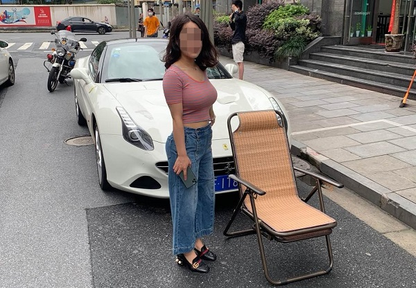 图说：司机用躺椅遮挡号牌 来源/警方供图