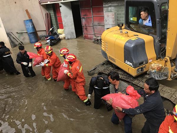 四川德格：河水倒灌民房被淹，多部门参与救援