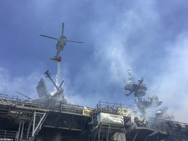 舰桥前段上的桅杆已经烧塌