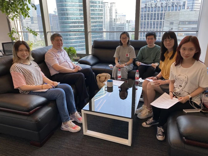 听闻俞立中校长即将退休后，赶在其在校最后一天在校长办公室进行的采访
