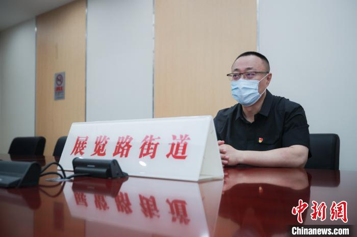 图为展览路街道办主任刘耀雍接受采访。　 贾天勇 摄