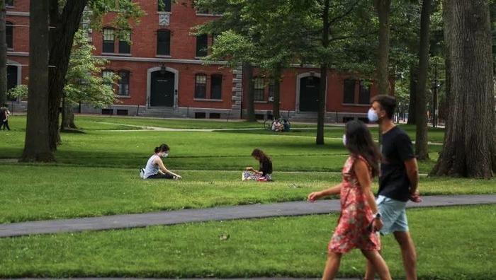 松了口气！川普政府认怂哈佛MIT：留学生可以在美国安心全上网课了！