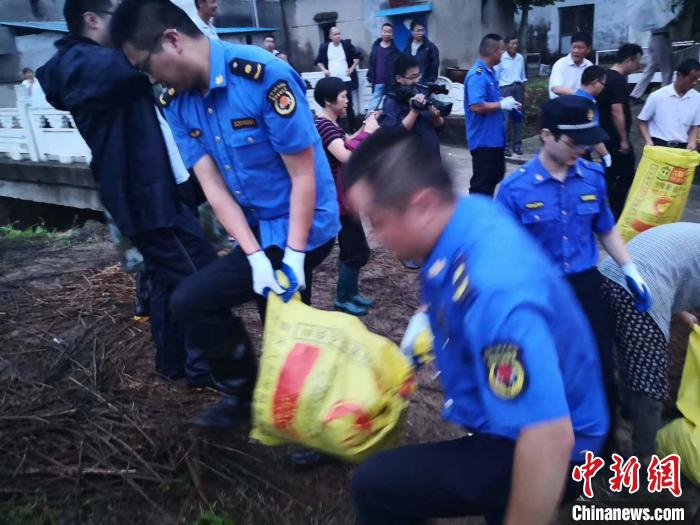 南京高淳区漆桥街道综合行政执法队员和环卫工人们连夜奋战防汛一线。　陈文 摄