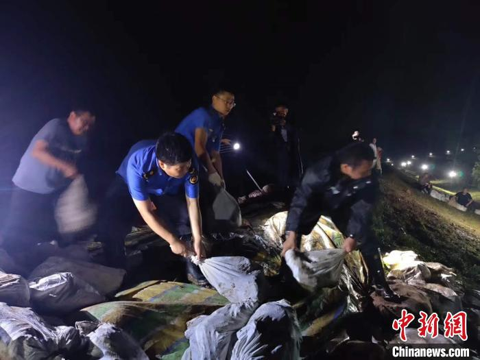 洪峰抵达前夜，南京当地民众奋战防汛一线。　程嘉 摄