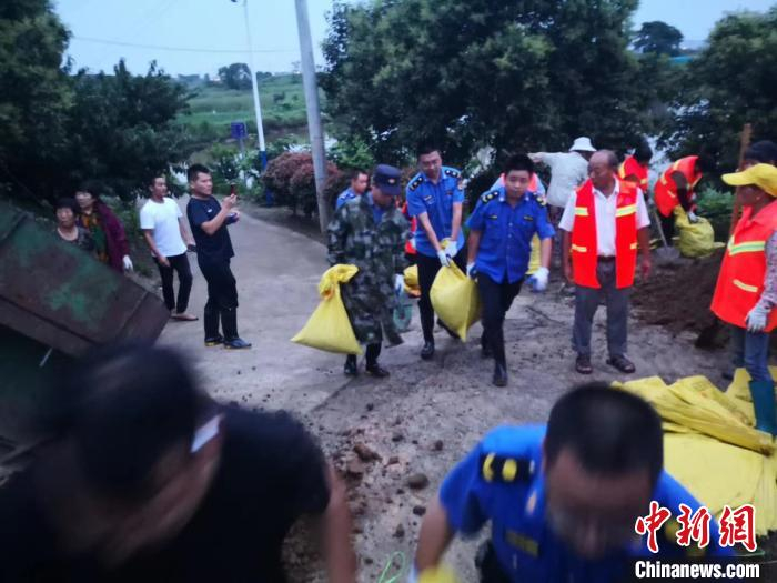 南京高淳区，防汛人员紧急装土26车、共1000余袋沙土为漆桥村夏家宕预先加高村口堤防，保障民众财产和生命安全。　陈文 摄