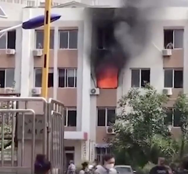 大连一教育局办公楼起火6人受伤 嫌疑人因个人积怨携汽油纵火