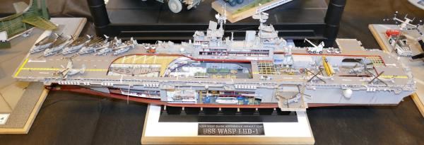 美国海军宣称，火情离燃油舱有两层甲板，所以引燃舰上燃油的可能性不大。观察“黄蜂”号的模型不难看到，这也意味着火情就在甲板之下