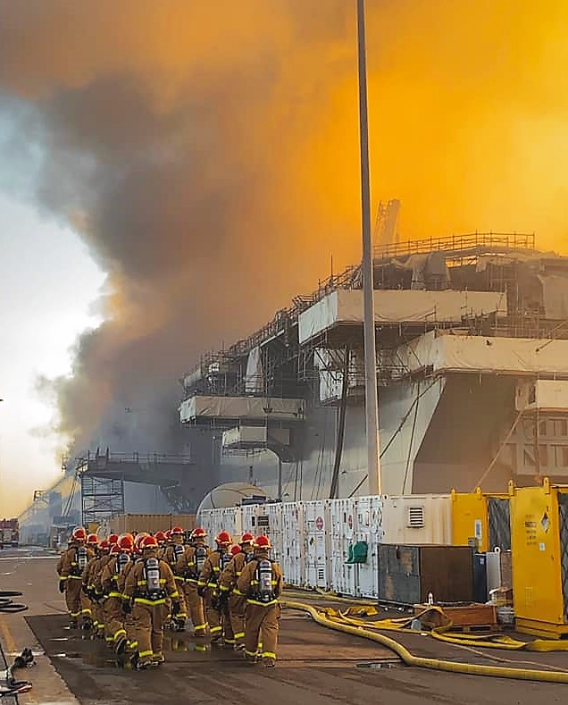 消防队员心情复杂地向“好人理查德”号走去