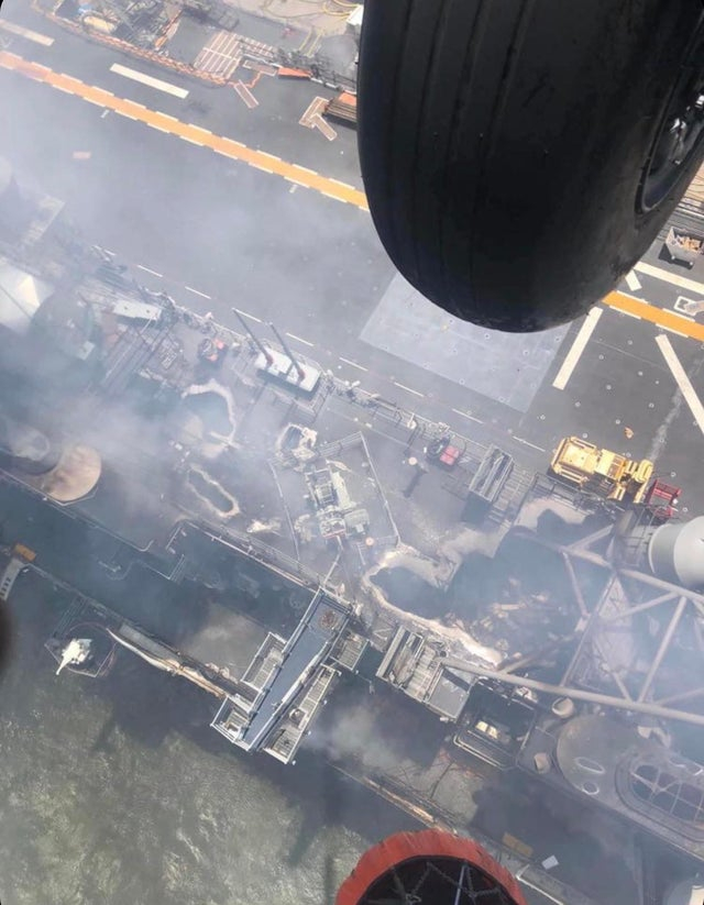 看样子，甲板上烧出大洞，战舰在和平时期的港内烧得如此惨烈，十分罕见