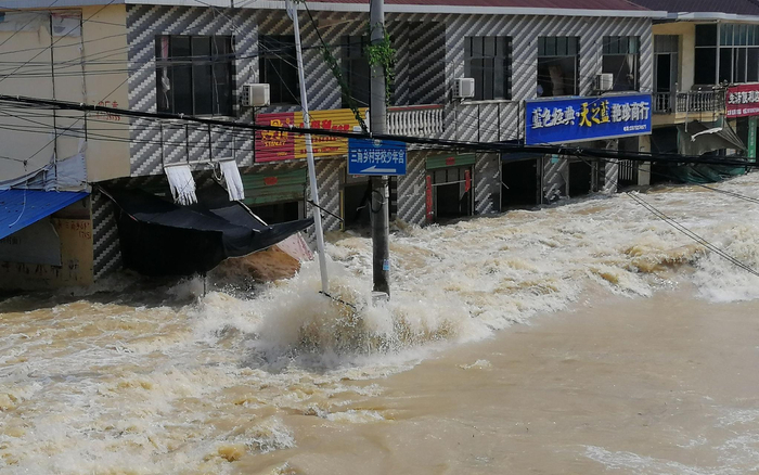 永修县三角乡，整个乡镇被淹没在湍急的水流里。受访者供图