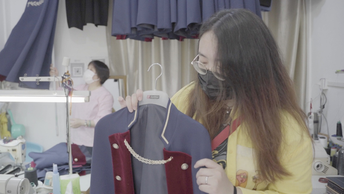 馒头在制衣店取衣服 谢希文摄