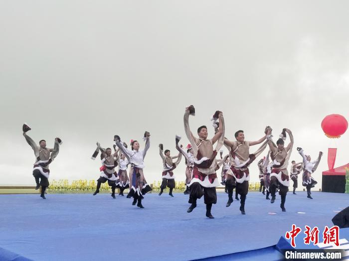 图为2020青海·门源油菜花文化旅游活动启动仪式现场的文艺汇演。　鲁丹阳 摄