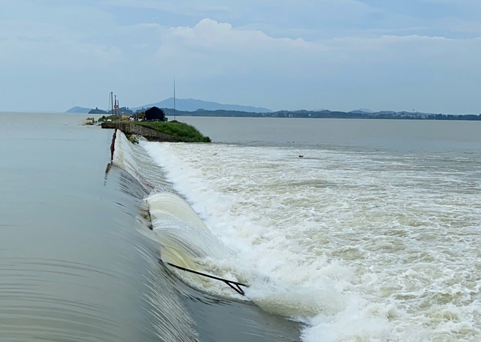 洪水经过泊洋湖滚水坝自动行洪 受访者提供