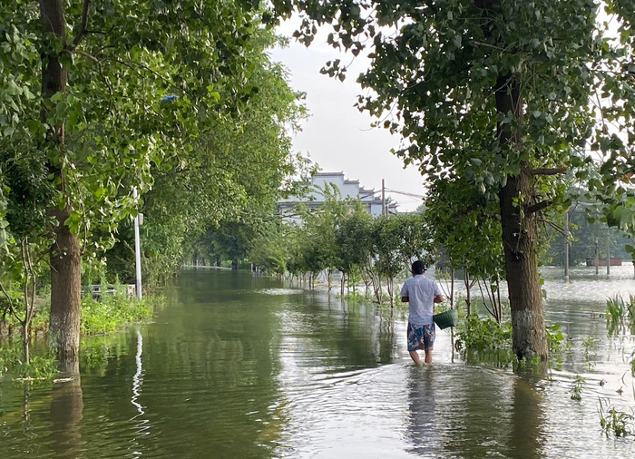 湖口县舜德乡荆桥村一村民趟水回家取物 澎湃新闻记者 刁凡超 摄