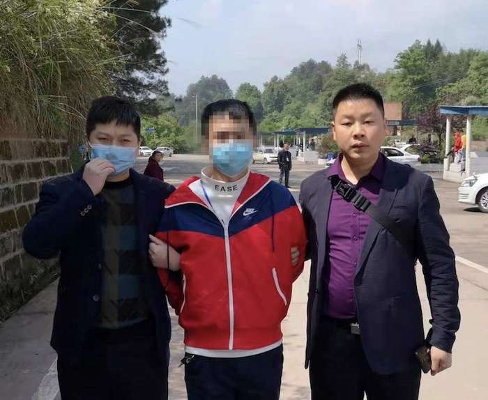 　　四川广安“4·24”传播淫秽物品牟利案中犯罪嫌疑人彭某某落网。 本文图片均由全国“扫黄打非”办供图。