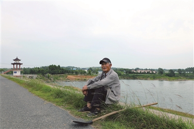  李步祥老人经常在水库边休息。