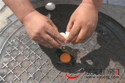 ▲往铸铁井盖上打一枚生鸡蛋 图片均由记者 陈栋 摄