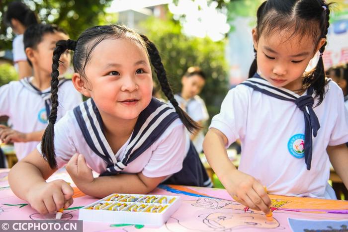 湖南道县：长卷绘画 感恩成长