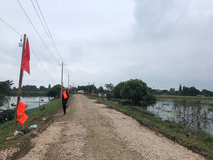 目前，长湖水位略有回落，但马上又有新的降雨，守堤的村民们说做好了打持久战的准备。本文图片均为澎湃新闻记者 陈绪厚 图