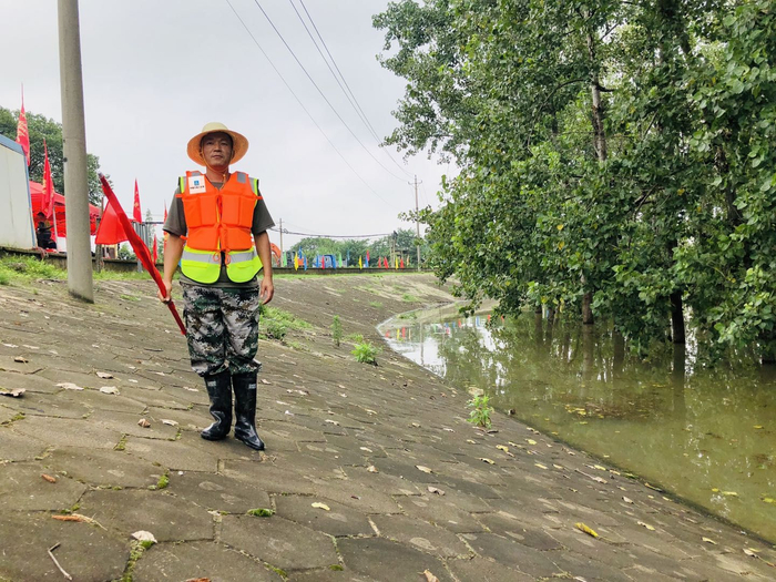 今年7月在武金堤上值守的夏德勤。 受访者供图