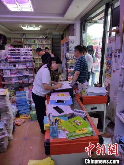 资料图：江苏盐城执法人员对某日用品商店非法销售盗版少儿类读物情况开展执法检查 全国“扫黄打非”办公室供图