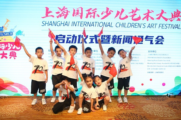 图说：HC街舞少儿团带来少儿街舞表演《红色》