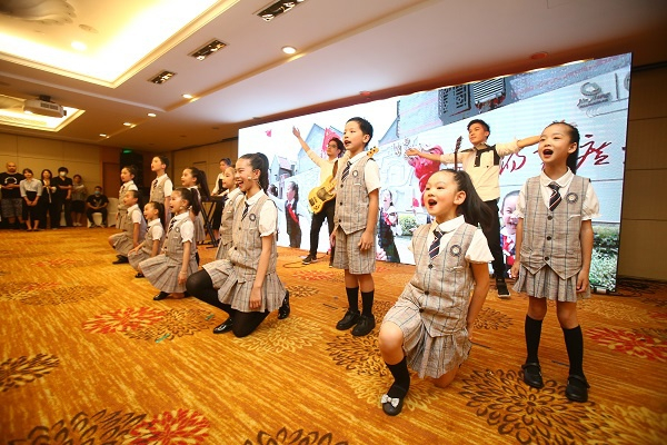 图说：上海国际少儿艺术大典小音咖合唱团演唱《少年》